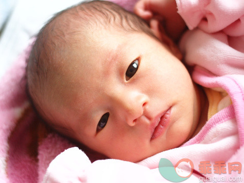 人,婴儿服装,12到17个月,室内,粉色_145954614_Portrait of baby in pink_创意图片_Getty Images China