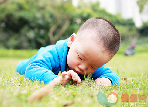 人,自然,2到5个月,12到17个月,户外_528195897_Cute Asian baby_创意图片_Getty Images China