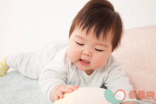 人,婴儿服装,室内,地板,躺_100482065_The baby is lying down on the floor._创意图片_Getty Images China