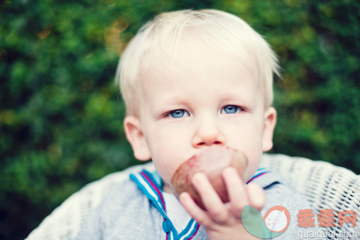 人,饮食,休闲装,12到17个月,户外_135462814_Child eating passion fruit._创意图片_Getty Images China