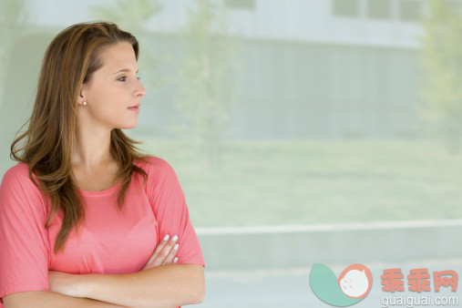 人,建筑结构,休闲装,室内,20到24岁_155786163_Europe, Germany, North Rhine Westphalia, Young woman looking away_创意图片_Getty Images China