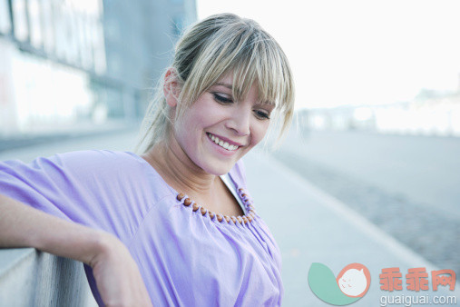 人,休闲装,户外,20到24岁,金色头发_140883387_Germany, Cologne, Young woman smiling, close up_创意图片_Getty Images China