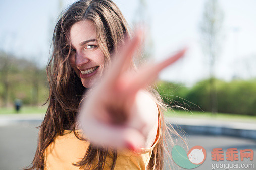 人,休闲装,户外,25岁到29岁,快乐_525467543_Portrait of happy young woman outdoors_创意图片_Getty Images China