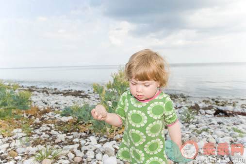 人,生活方式,12到17个月,户外,金色头发_123510406_Danish girl, 1 years old, on the beach, Klint beach, Denmark_创意图片_Getty Images China