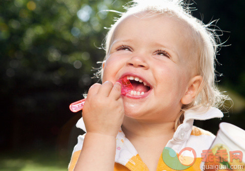 人,衣服,饮食,人造物,休闲装_154335775_Happy toddler eating ice cream outdoors_创意图片_Getty Images China