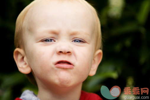 人,12到17个月,户外,金色头发,白人_111343570_Defiant toddler boy_创意图片_Getty Images China