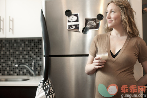 厨房,人,饮料,冰箱,室内_gic16635163_Pregnant woman drinking milk in modern apartment_创意图片_Getty Images China