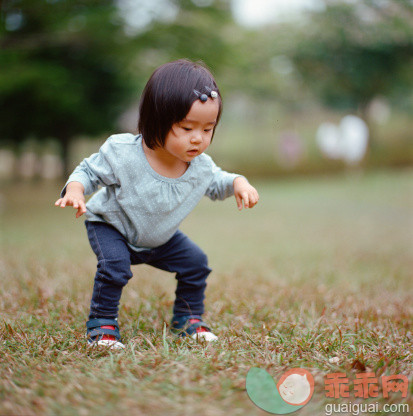 人,休闲装,婴儿服装,12到17个月,户外_162126130_Baby walking carefully on the grass in a park_创意图片_Getty Images China