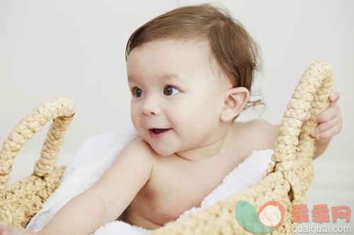 6到11个月,篮子,棕色头发,白人,深色头发_gic14871338_Baby girl with brown hair in wicker basket_创意图片_Getty Images China