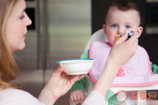 主题,饮食,构图,图像,摄影_72301956_Mother feeding her baby_创意图片_Getty Images China