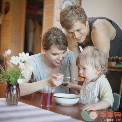 12到23个月,25岁到29岁,饮料,金色头发,写实_gic14876237_Young couple with little son (12-23 months) in dining room_创意图片_Getty Images China