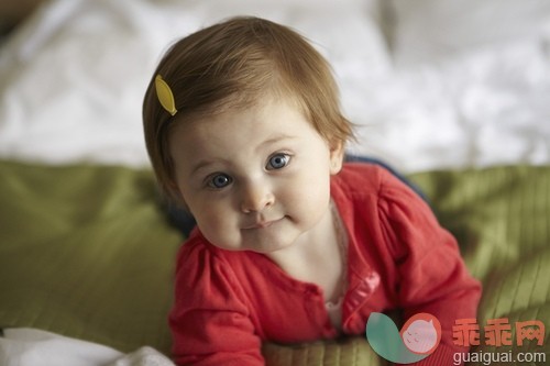 6到11个月,床,蓝色眼睛,白人,面部表情_gic14741196_A Baby Girl Poses For A Portrait While Lying On A Bed; Ottawa, Ontario, Canada_创意图片_Getty Images China