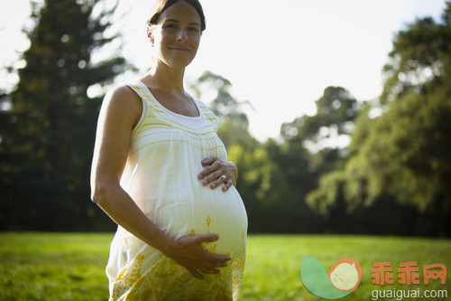 人,户外,白人,怀孕,站_gic16639126_Portrait of a pregnant woman_创意图片_Getty Images China