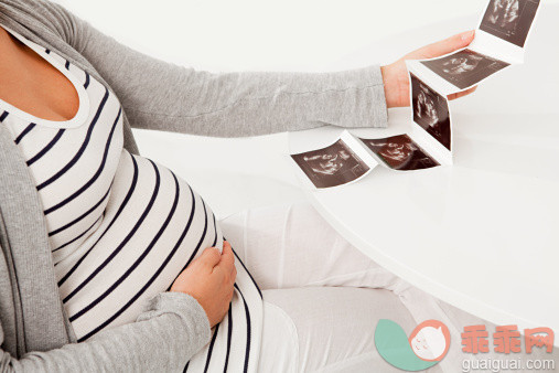 人,桌子,室内,20到24岁,白人_107908315_Pregnant woman with baby scan_创意图片_Getty Images China