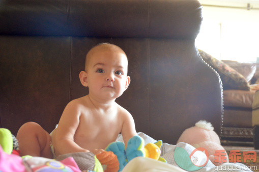 人,床,玩具,四分之三身长,室内_509691227_Baby girl playing on a blanket in a family home._创意图片_Getty Images China