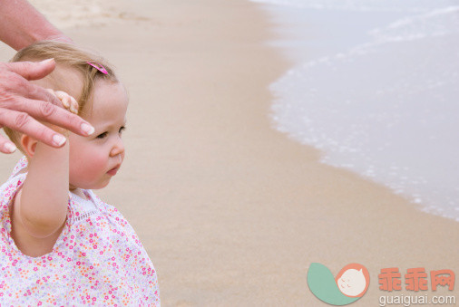 看,观看,沙子,海洋,12到23个月_157339202_Baby Girl At The Ocean_创意图片_Getty Images China