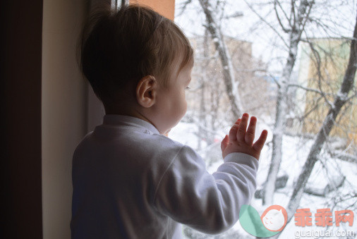 手,看,观看,冬天,白昼_157563490_Young child_创意图片_Getty Images China