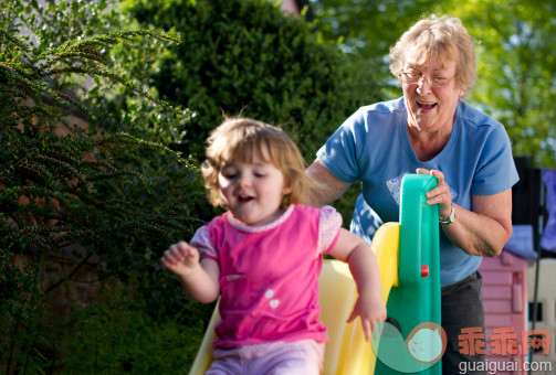 太阳,人,12到17个月,户外,65到69岁_154963384_fun with grandma_创意图片_Getty Images China