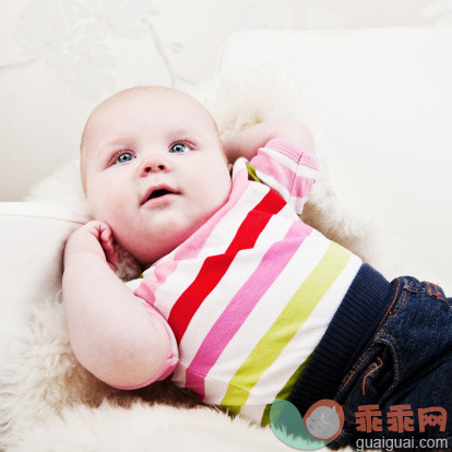 白色,人,图像,2到5个月,影棚拍摄_155147539_Cute baby_创意图片_Getty Images China