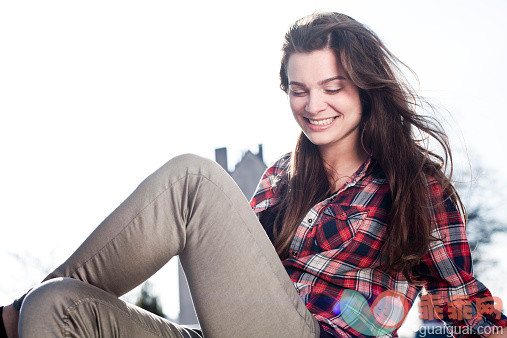 深色头发,人,休闲装,城市,四分之三身长_525468047_Portrait of smiling young woman sitting on car roof_创意图片_Getty Images China