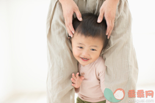 人,衣服,室内,四肢,手_91179780_Boy sticking head from between mother's legs_创意图片_Getty Images China