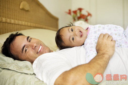 白色,人,床,室内,人的牙齿_127043255_Hawaii, Oahu, Father and daughter enjoying a day indoors._创意图片_Getty Images China