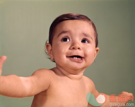人,影棚拍摄,室内,人的嘴,人的牙齿_81773110_Portrait Of Baby With Arms Out Making A Face Showing Bottom Two Teeth._创意图片_Getty Images China