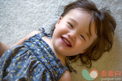 人,休闲装,婴儿服装,住宅内部,连衣裙_500113679_21 months old smiling toddler girl_创意图片_Getty Images China