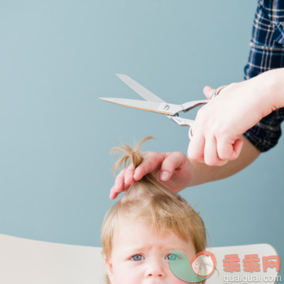 担心,美发师,摄影,人,椅子_96827019_Baby girl getting haircut_创意图片_Getty Images China