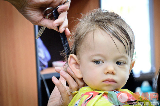 人,12到17个月,室内,灰色眼睛,棕色头发_170016828_First haircut_创意图片_Getty Images China