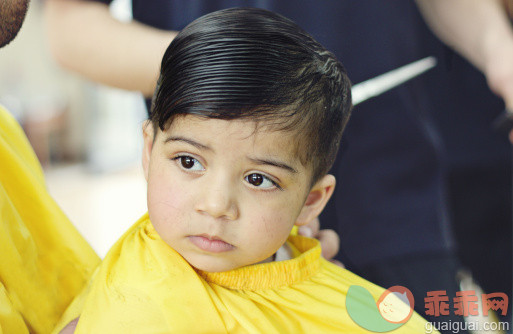 人,室内,中间部分,坐,美发师_115962020_Baby boys first haircut_创意图片_Getty Images China