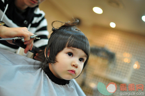 人,12到17个月,室内,白人,坐_137228555_First haircut_创意图片_Getty Images China