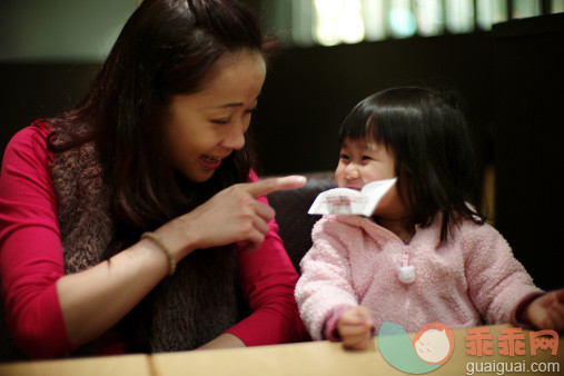 人,休闲装,桌子,室内,30岁到34岁_161305798_Mom telling baby not to eat wet tissues_创意图片_Getty Images China