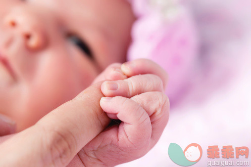 人,生活方式,深情的,手,手指_170085533_Newborn baby girl holding mothers hand_创意图片_Getty Images China