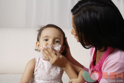 生病,擤鼻子,白人,女儿,爱的_gic14747076_woman wiping her baby's mouth after meal_创意图片_Getty Images China