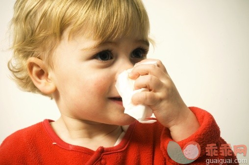 人,健康保健,影棚拍摄,金色头发,生病_110876904_Close-up of baby boy trying blowing nose_创意图片_Getty Images China