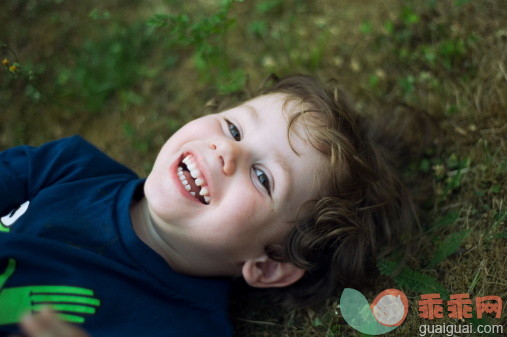 人,户外,人的牙齿,头发,欣喜若狂_135558948_Little boy laughing_创意图片_Getty Images China