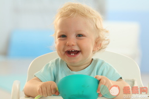 人,室内,人的牙齿,头发,快乐_135560069_Laughing baby eating_创意图片_Getty Images China