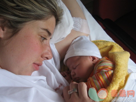 人,婴儿服装,床,健康保健,室内_95568500_Mother and new born in hospital_创意图片_Getty Images China