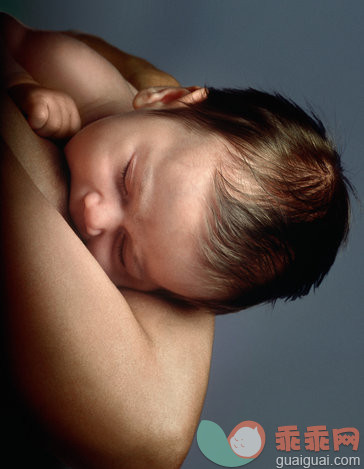 摄影,父母,母亲,人,核心家庭_200153060-001_Mother nursing baby boy (1-3 months), close-up_创意图片_Getty Images China