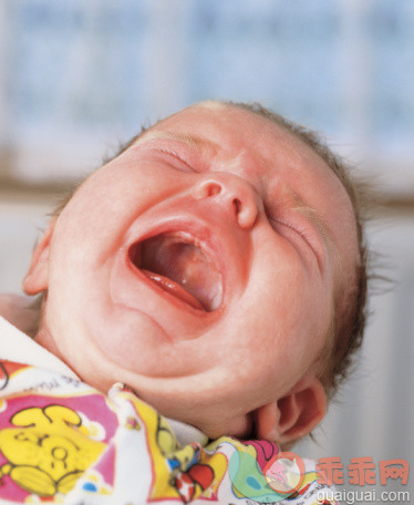 摄影,连身衣,室内,闭着眼睛,棕色头发_57658485_A newborn baby crying_创意图片_Getty Images China