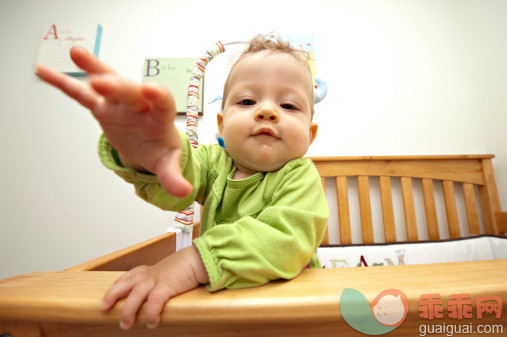 人,生活方式,站,伸手,日光_157602584_Baby Reaching towards the Camera_创意图片_Getty Images China