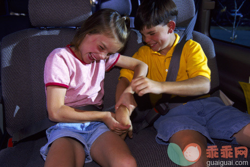 打斗,人,椅子,运输,室内_128393442_Children fighting in backseat of car, CO_创意图片_Getty Images China