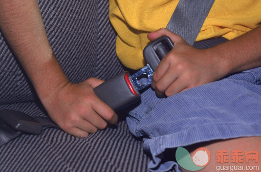 人,椅子,运输,室内,手_128419887_Child buckling up seat belt, CO_创意图片_Getty Images China