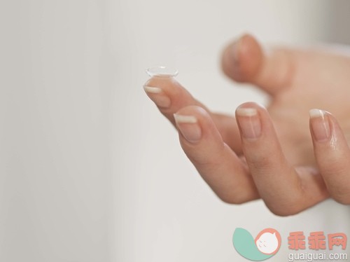 人,眼部用品,室内,人体,隐形眼镜_gic17241197_Hand with a contact lens_创意图片_Getty Images China