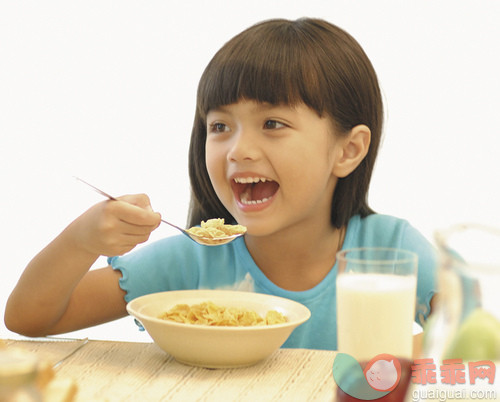 饮料,早餐,谷类食品,玉米片,奶制品_gic14618448_Girl Eating Breakfast_创意图片_Getty Images China