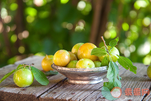 食品,桌子,甜食,农业,自然_479897422_Fresh green plums_创意图片_Getty Images China