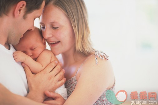 概念,构图,图像,摄影,人际关系_74102108_Smiling man and woman hugging sleeping baby, side view._创意图片_Getty Images China