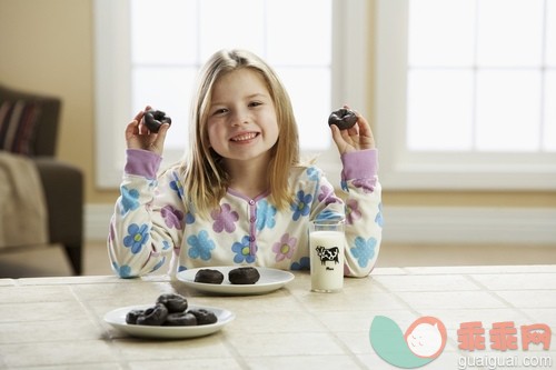 饮料,金色头发,早餐,巧克力,奶制品_gic14740177_Little Girl with Small Doughnuts and Milk_创意图片_Getty Images China