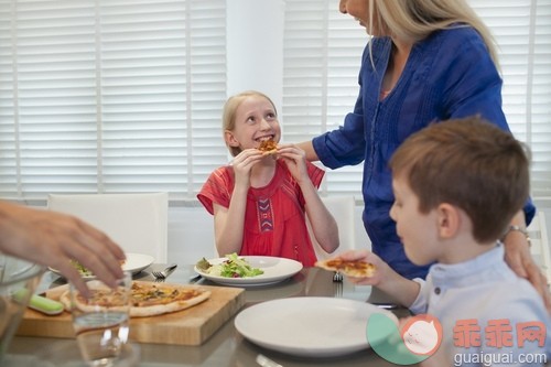 35岁到39岁,休闲装,白人,衣服,饭厅_gic14885608_Family having meal at home_创意图片_Getty Images China